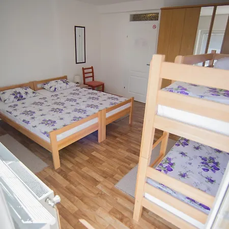 Larisa Хостел *